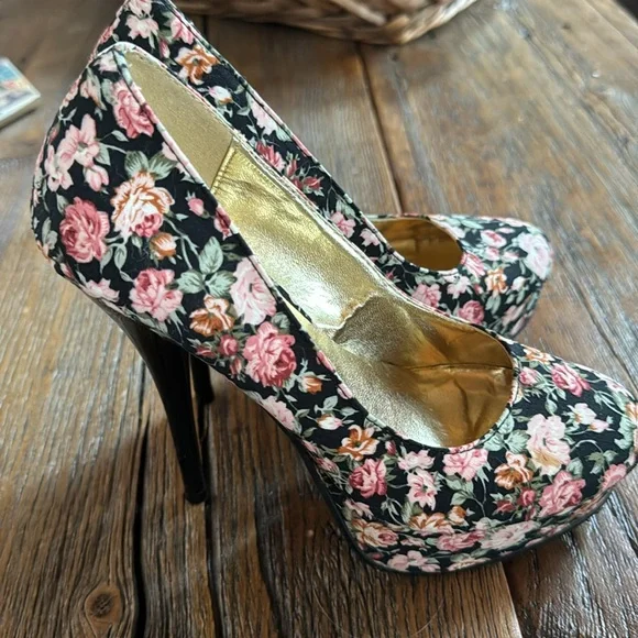 Super cute floral stilettos - Picture 2 of 4